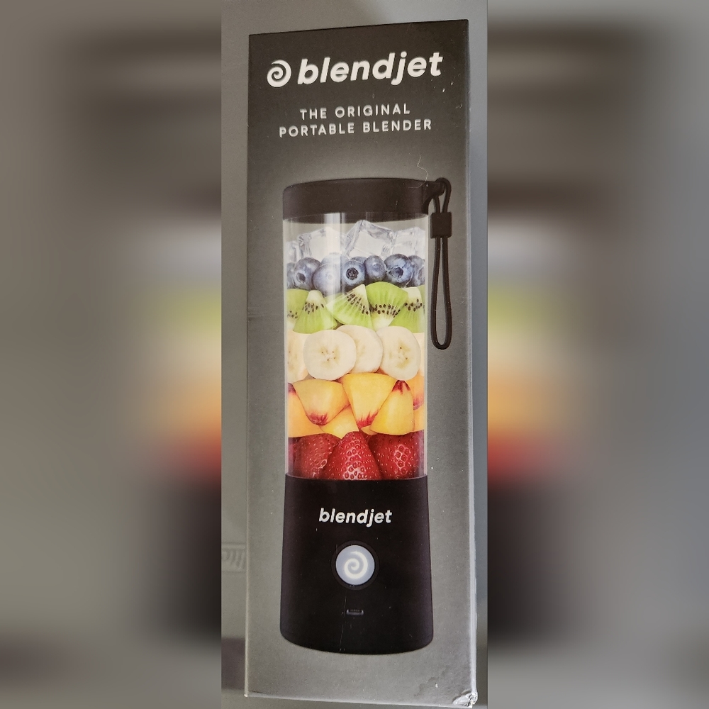 NWOT BlendJet 2 portable blender. BLACK